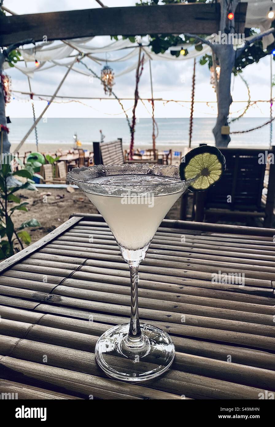 Cocktail Margarita sur la plage - Image de stock capturée avec un smartphone