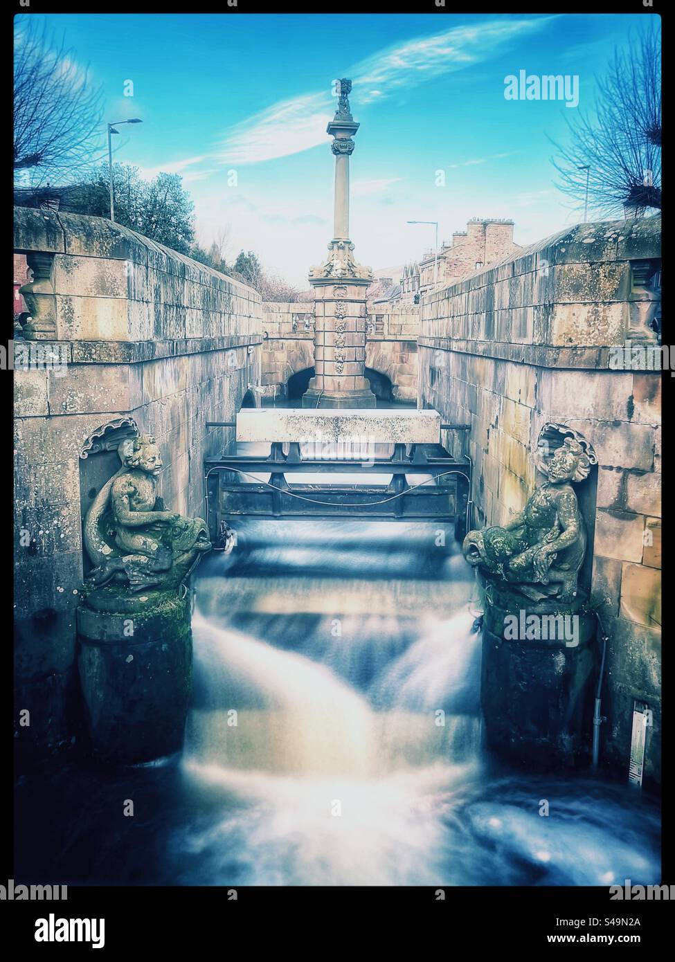 Fontaine à Galashiels avec statues. Banque D'Images