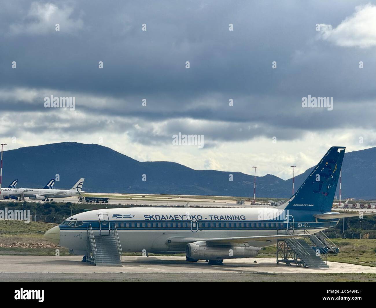 Avion d'entraînement stationné à l'aéroport international d'Athènes près de la voie aérienne / piste d'atterrissage Banque D'Images