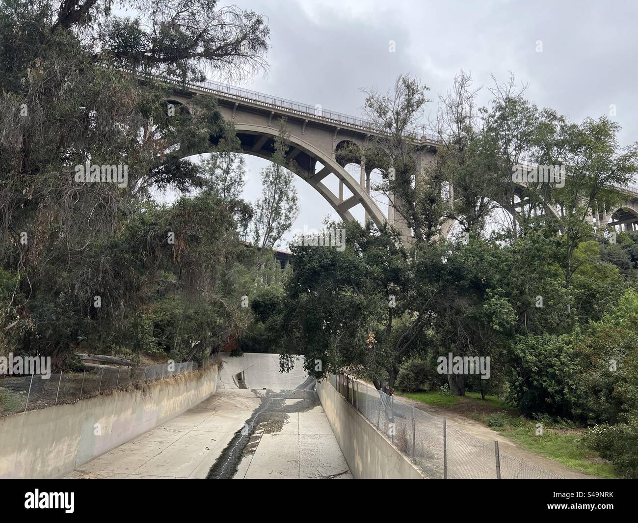 Colorado Street Bridge sur la rivière Arroyo Seco, Pasadena, dans le sud de la Californie, ciel couvert au-dessus Banque D'Images Colorado Street Bridge sur la rivière Arroyo Seco, Pasadena, dans le sud de la Californie, ciel couvert au-dessus Banque D'Images