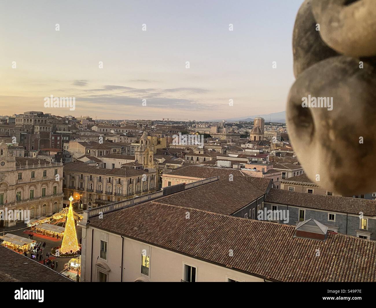 Toits de Catane à Noël - Image de stock capturée avec un smartphone