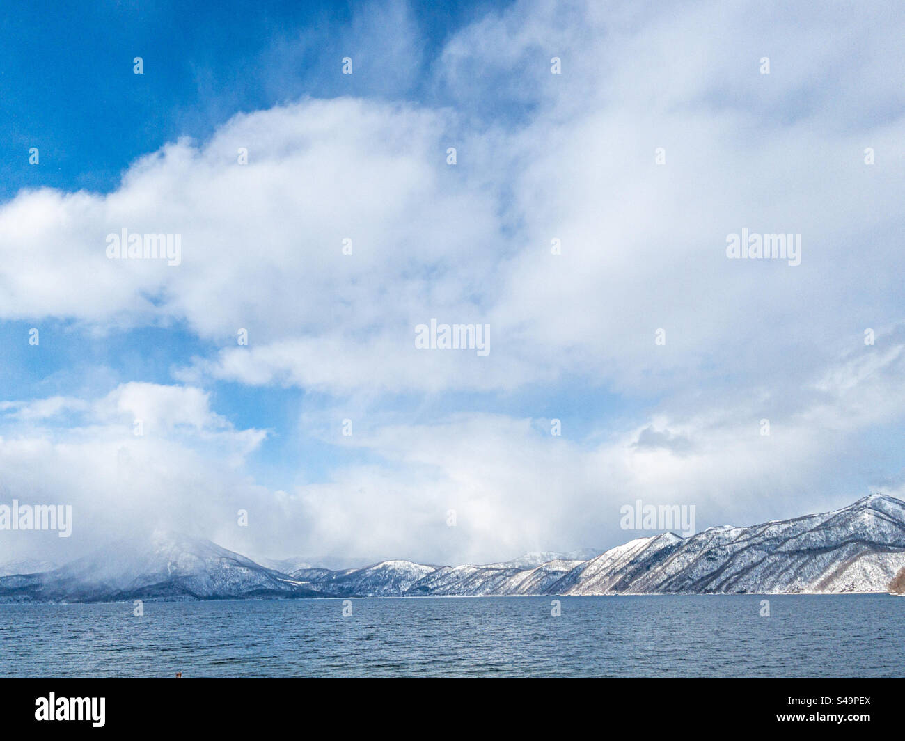 Paysage hivernal froid du lac Shikotsu, Hokkaido, Japon - Image de stock capturée avec un smartphone