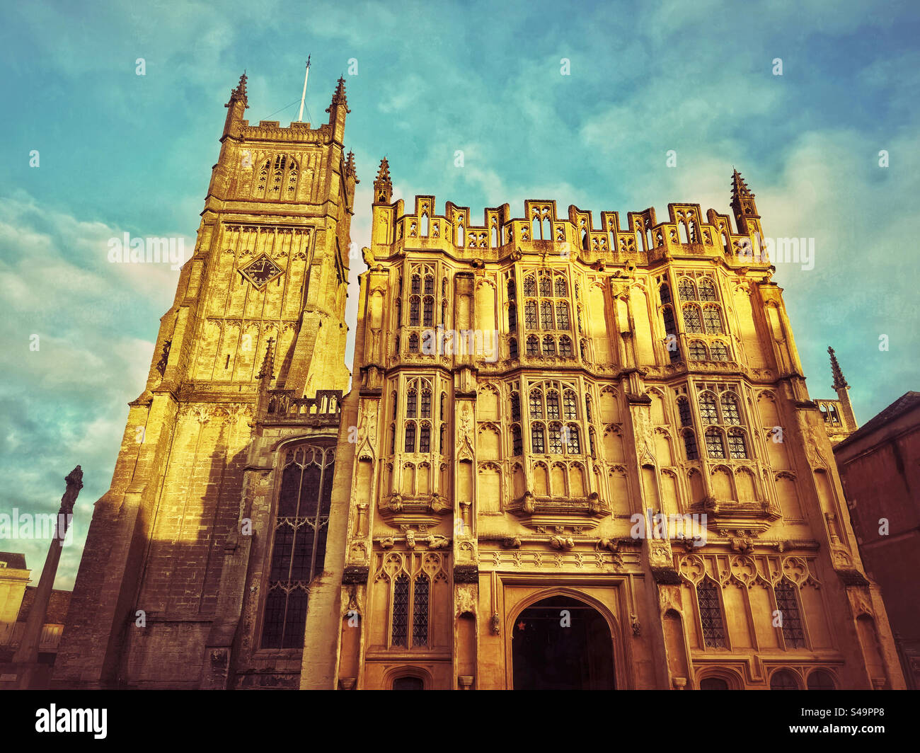 Une vue depuis la place du marché de l'emblématique et célèbre produits John Baptist Abbey à Cirencester, Gloucestershire, Angleterre. Un bâtiment d'une immense histoire. Photo ©️ COLIN HOSKINS. Banque D'Images