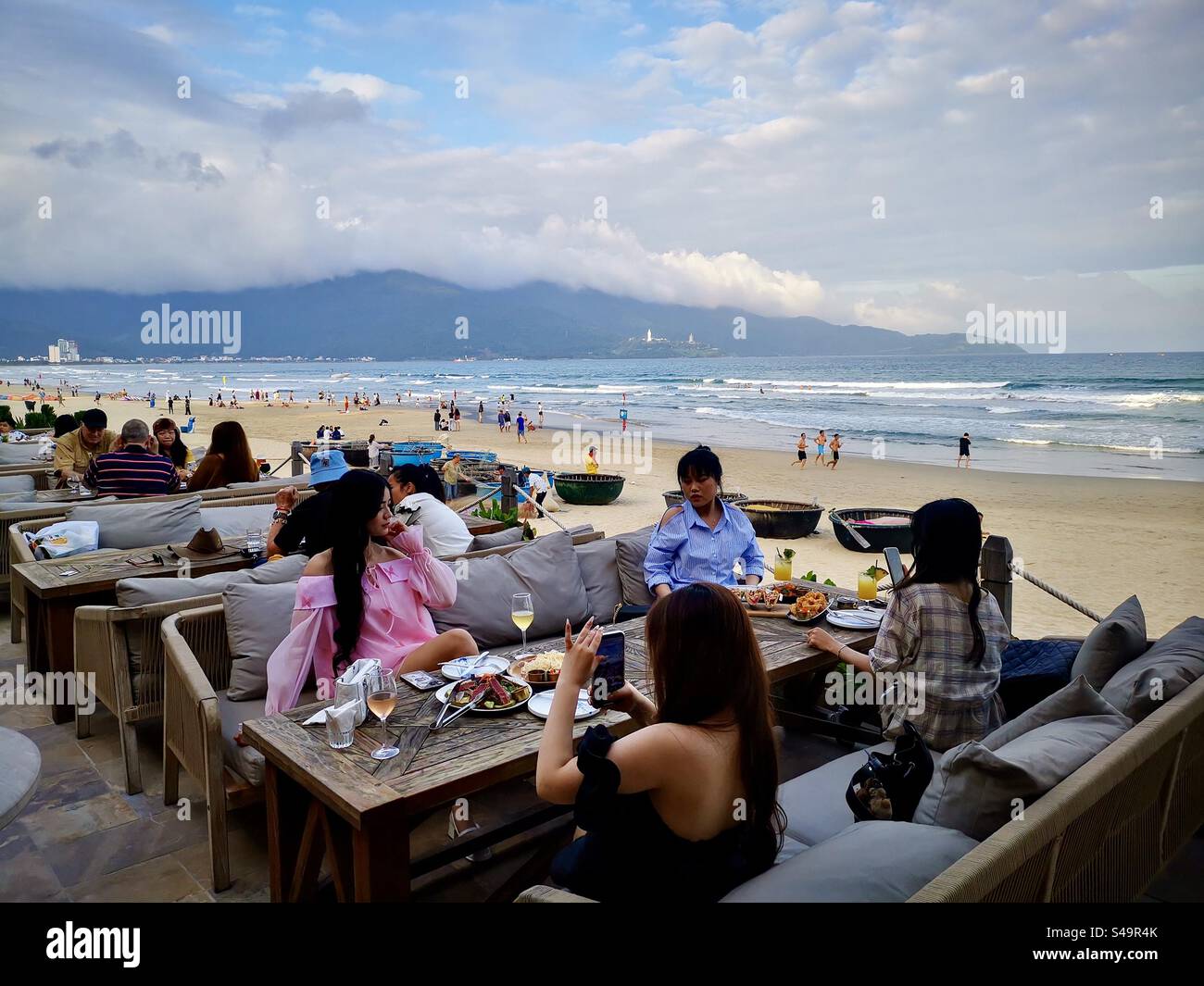 Le bar animé East West Tap près de la plage à Da Nang, Vietnam. - Image de stock capturée avec un smartphone