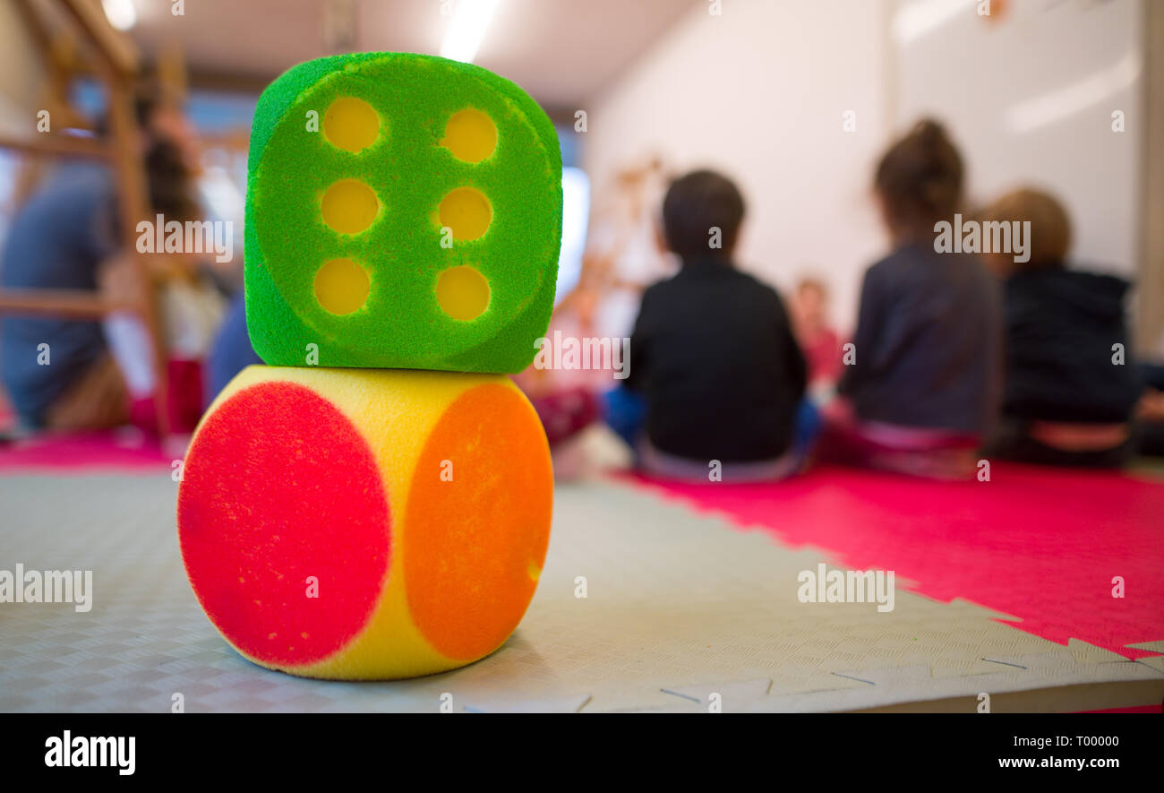 Stuttgart, Allemagne. Mar 15, 2019. Deux cubes dans un centre de jour devant des enfants assis en cercle. Crédit : Sébastien Gollnow/dpa/Alamy Live News Banque D'Images