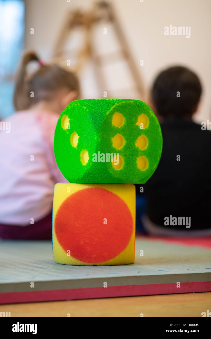 Stuttgart, Allemagne. Mar 15, 2019. Deux cubes dans un centre de jour devant des enfants assis en cercle. Crédit : Sébastien Gollnow/dpa/Alamy Live News Banque D'Images