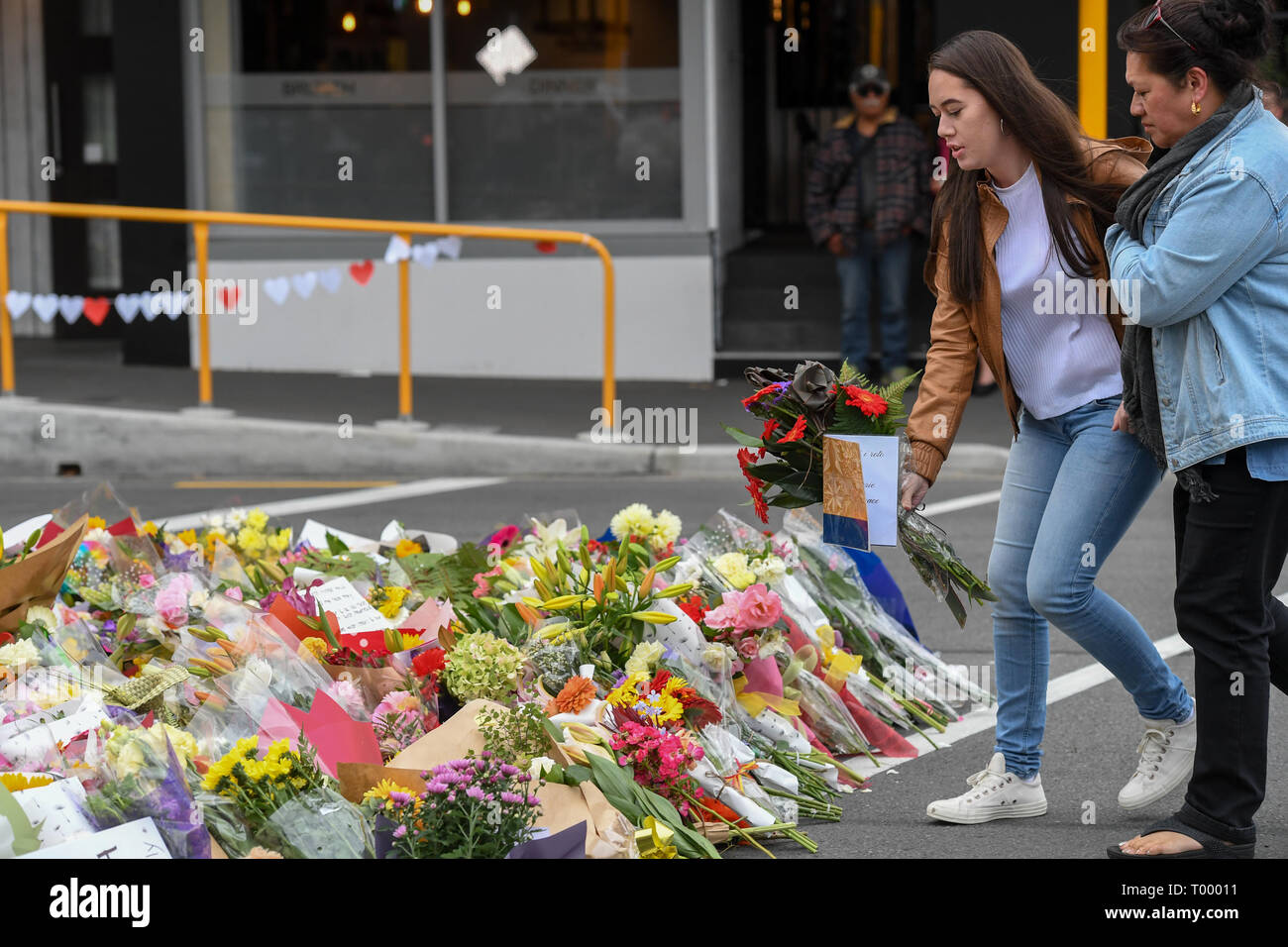 Christchurch, Nouvelle-Zélande. Mar 16, 2019. Une femme fleurs lieux pour pleurer les victimes des attaques sur deux mosquées à Christchurch, Nouvelle-Zélande, le 16 mars 2019. Il a été révélé qu'un 28-year-old man australien, Brenton Tarrant, mené des attaques terroristes visant des mosquées à Christchurch et plus tard a été arrêté par le Service de Police de la Nouvelle-Zélande. Au moins 49 personnes ont été tuées et 48 sont actuellement hospitalisés. Credit : Guo Lei/Xinhua/Alamy Live News Banque D'Images