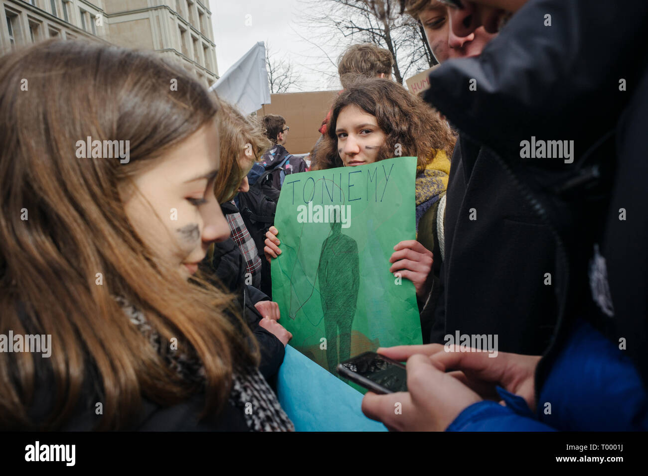 Warszawa, Pologne. Mar 15, 2019. Les étudiants manifestent au cours d'une action de protestation devant le ministère de l'énergie avec des signes ('Toniemy' - 'nous noyer') de repenser la politique énergétique et climatique. Credit : Gregor Fischer/dpa/Alamy Live News Banque D'Images