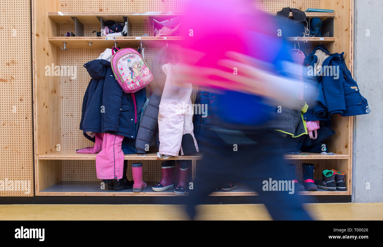 Stuttgart, Allemagne. Mar 15, 2019. Un garçon joue dans une garderie. Crédit : Sébastien Gollnow/dpa/Alamy Live News Banque D'Images