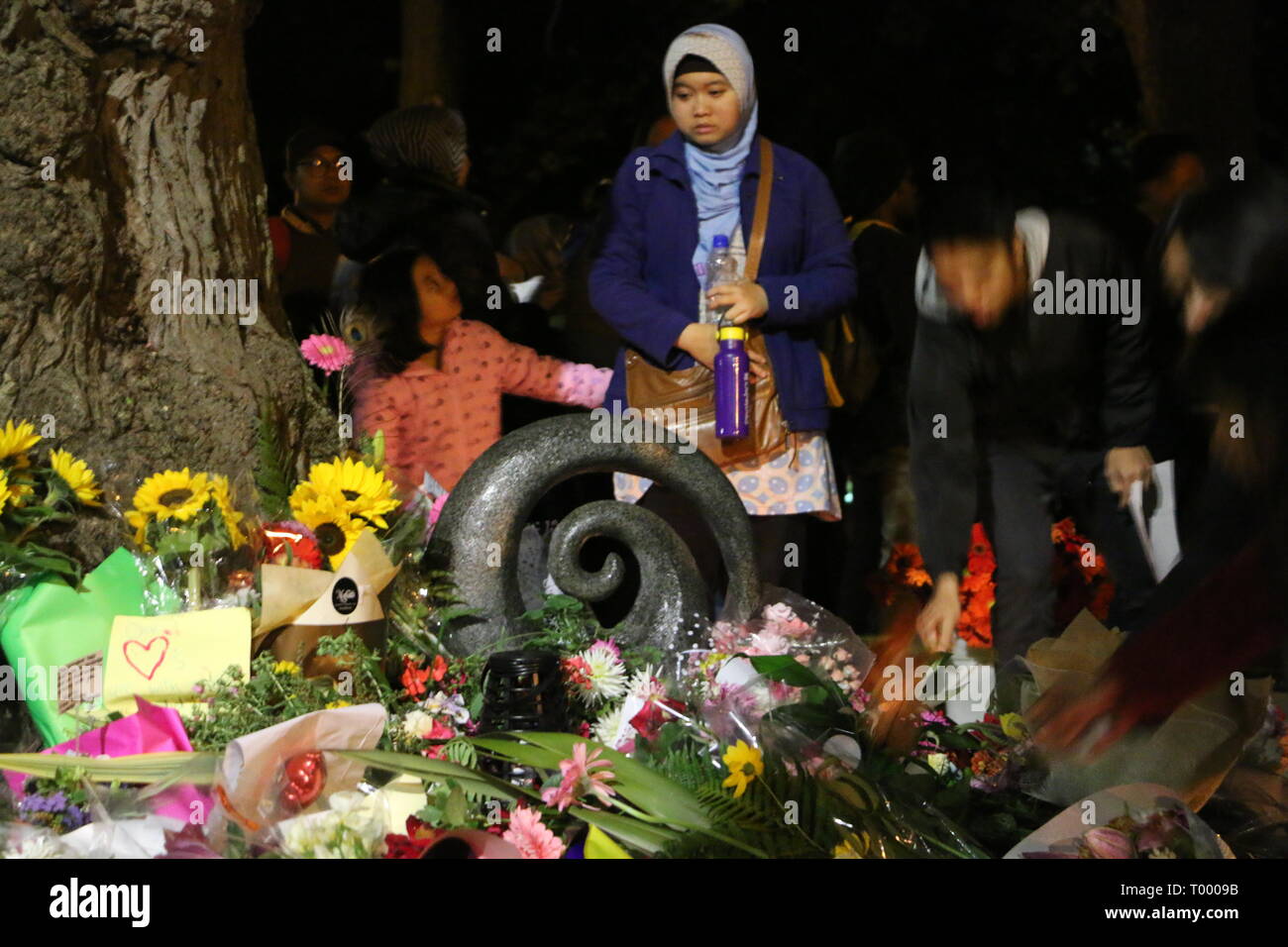 Les membres de la communauté indonésienne vu rendant hommage aux victimes de la prise de vue des mosquées de Christchurch. Autour de 49 personnes a été auraient été tués dans l'attaque terroriste des mosquées de Christchurch ciblant la prise de la mosquée Al Noor Mosquée et la mosquée de Linwood. Banque D'Images