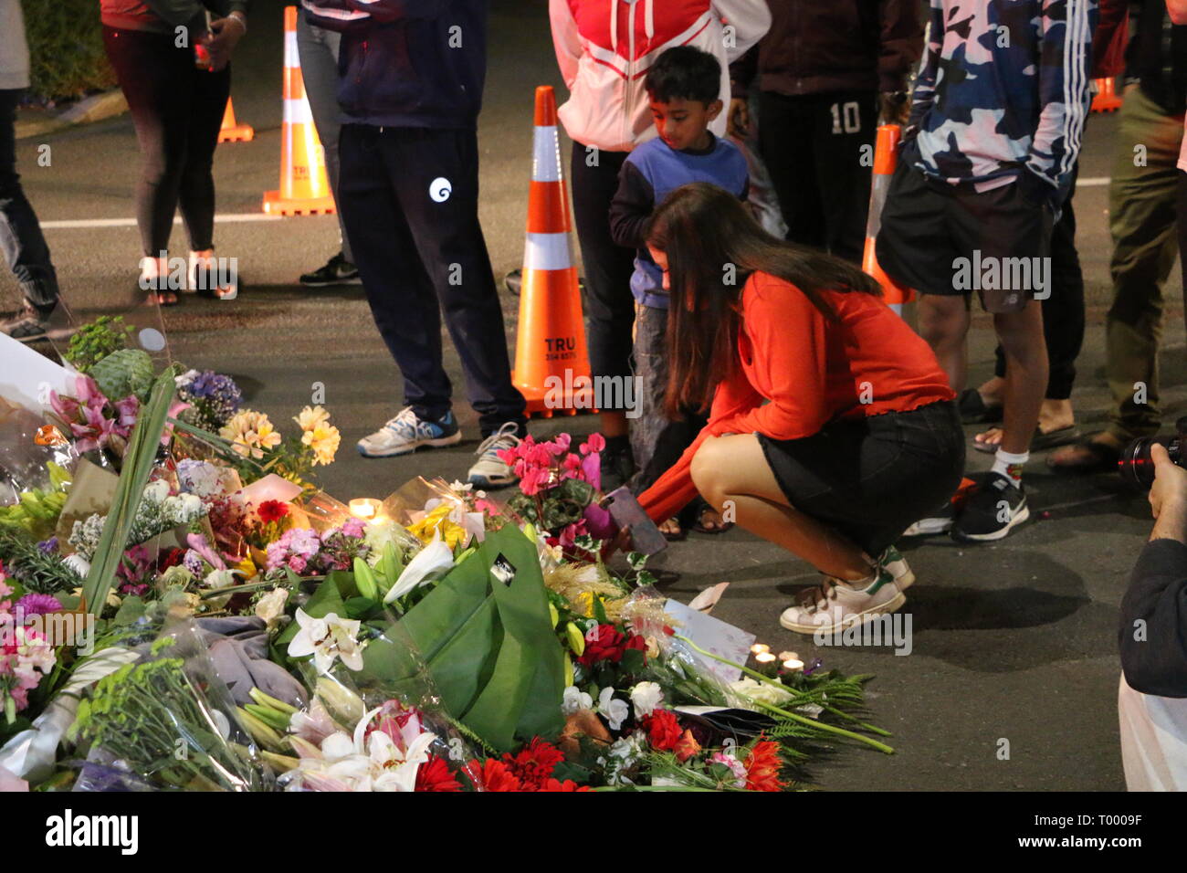 Une jeune fille vu portant des fleurs pour rendre hommage aux victimes de la prise de vue des mosquées de Christchurch. Autour de 49 personnes a été auraient été tués dans l'attaque terroriste des mosquées de Christchurch ciblant la prise de la mosquée Al Noor Mosquée et la mosquée de Linwood. Banque D'Images