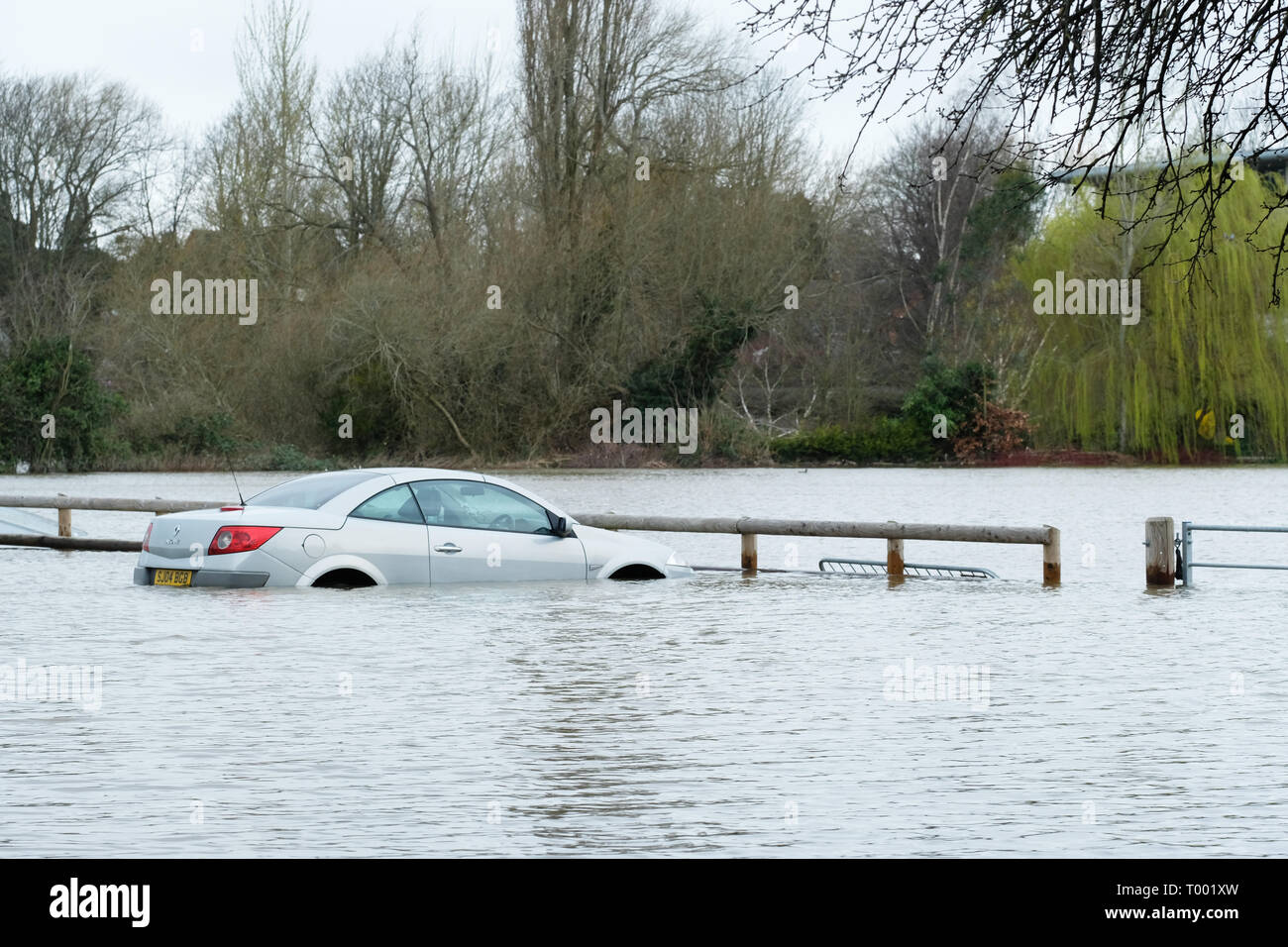 Hereford, Herefordshire, UK - Samedi 16 Mars 2019 - Royaume-Uni - une voiture entourée par les eaux de crue dans un parking à côté de la rivière Wye dans Hereford - l'Agence de l'Environnement dispose actuellement de 17 avertissements d'inondations et 57 d'alerte d'inondations à travers l'Angleterre avec plus de fortes pluies prévues dans le pays de Galles et l'Ouest au cours de la fin de semaine. Photo Steven Mai /Alamy Live News Banque D'Images