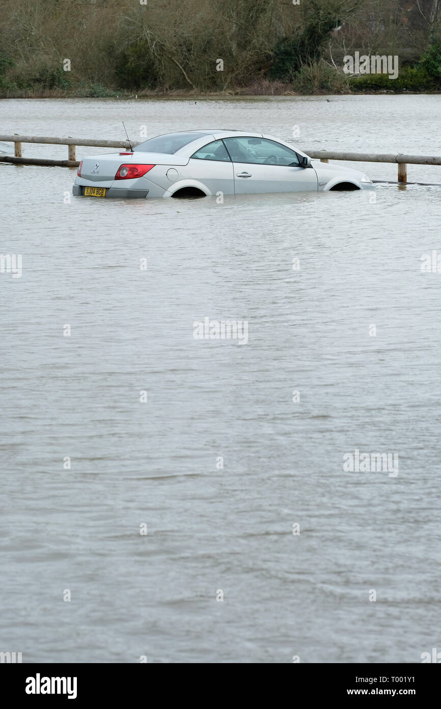 Hereford, Herefordshire, UK - Samedi 16 Mars 2019 - Royaume-Uni - une voiture entourée par les eaux de crue dans un parking à côté de la rivière Wye dans Hereford - l'Agence de l'Environnement dispose actuellement de 17 avertissements d'inondations et 57 d'alerte d'inondations à travers l'Angleterre avec plus de fortes pluies prévues dans le pays de Galles et l'Ouest au cours de la fin de semaine. Photo Steven Mai /Alamy Live News Banque D'Images