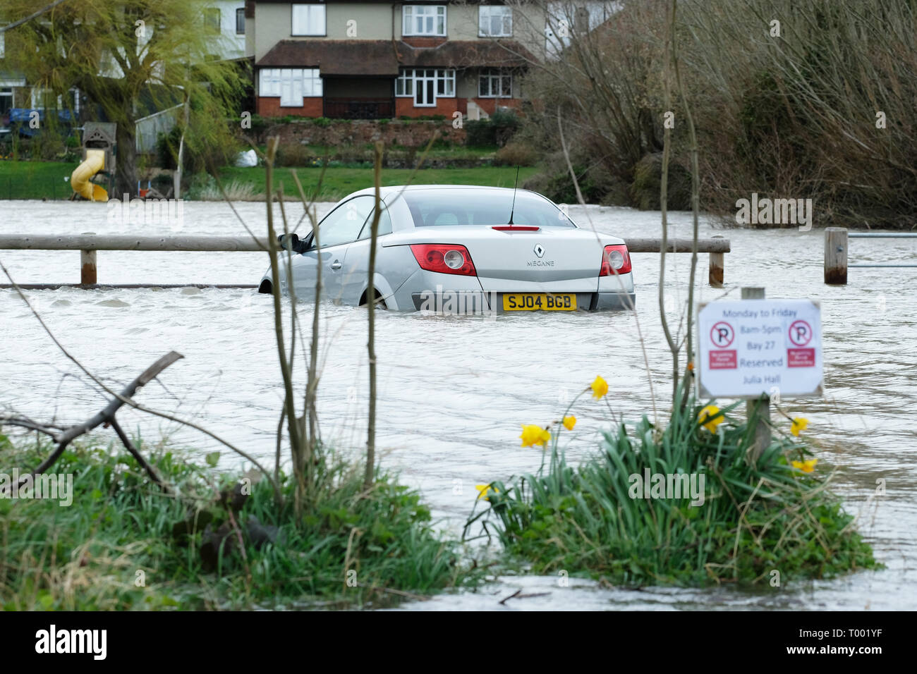 Hereford, Herefordshire, UK - Samedi 16 Mars 2019 - UK - signes du printemps - une voiture entourée par les eaux de crue dans un parking à côté de la rivière Wye dans Hereford - l'Agence de l'Environnement dispose actuellement de 17 avertissements d'inondations et 57 d'alerte d'inondations à travers l'Angleterre avec plus de fortes pluies prévues dans le pays de Galles et l'Ouest au cours de la fin de semaine. Photo Steven Mai /Alamy Live News Banque D'Images