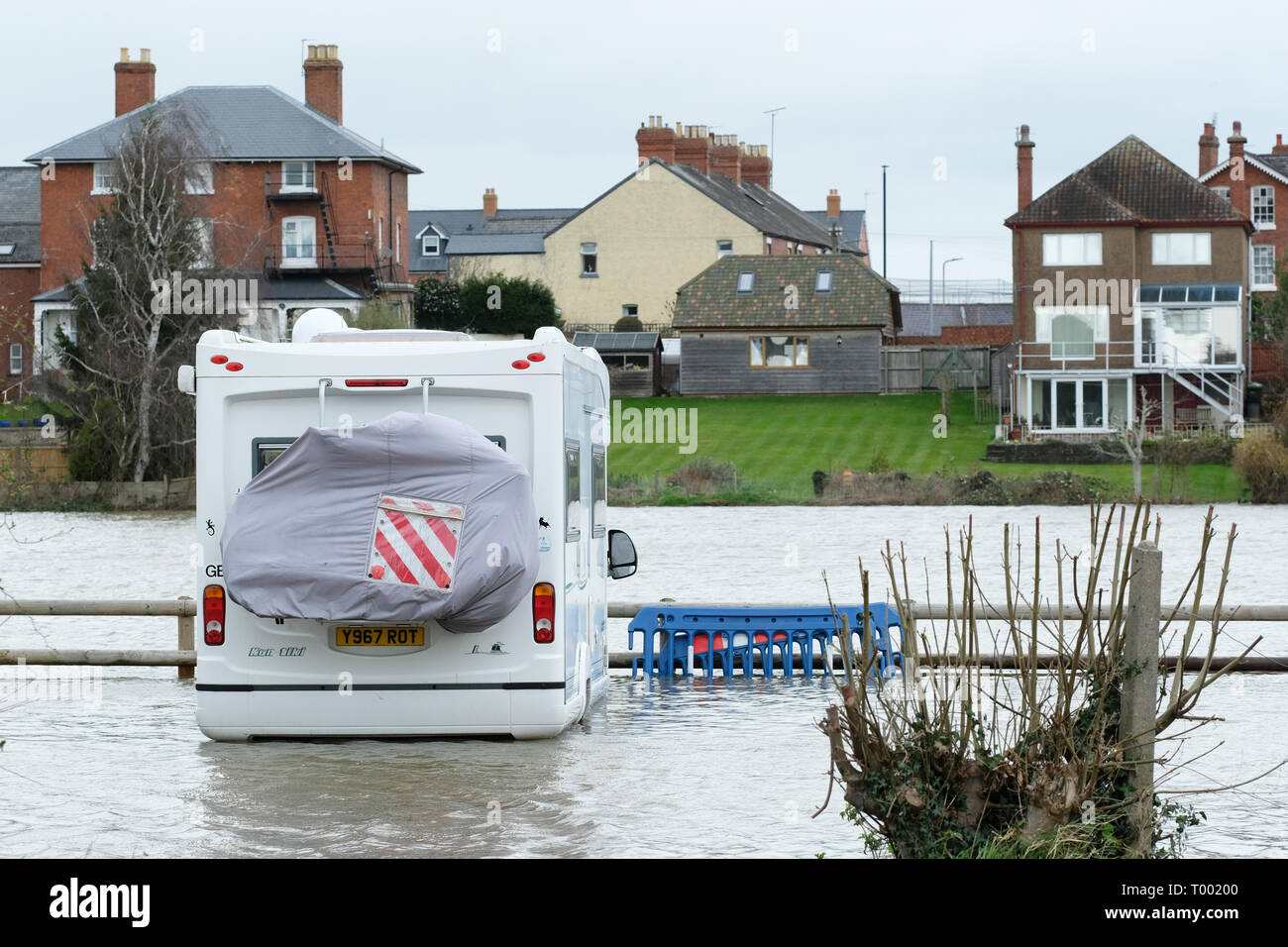 Hereford, Herefordshire, UK - Samedi 16 Mars 2019 - Royaume-Uni - un camping-car entouré par les eaux de crue dans un parking à côté de la rivière Wye dans Hereford - l'Agence de l'Environnement dispose actuellement de 17 avertissements d'inondations et 57 d'alerte d'inondations à travers l'Angleterre avec plus de fortes pluies prévues dans le pays de Galles et l'Ouest au cours de la fin de semaine. Photo Steven Mai /Alamy Live News Banque D'Images