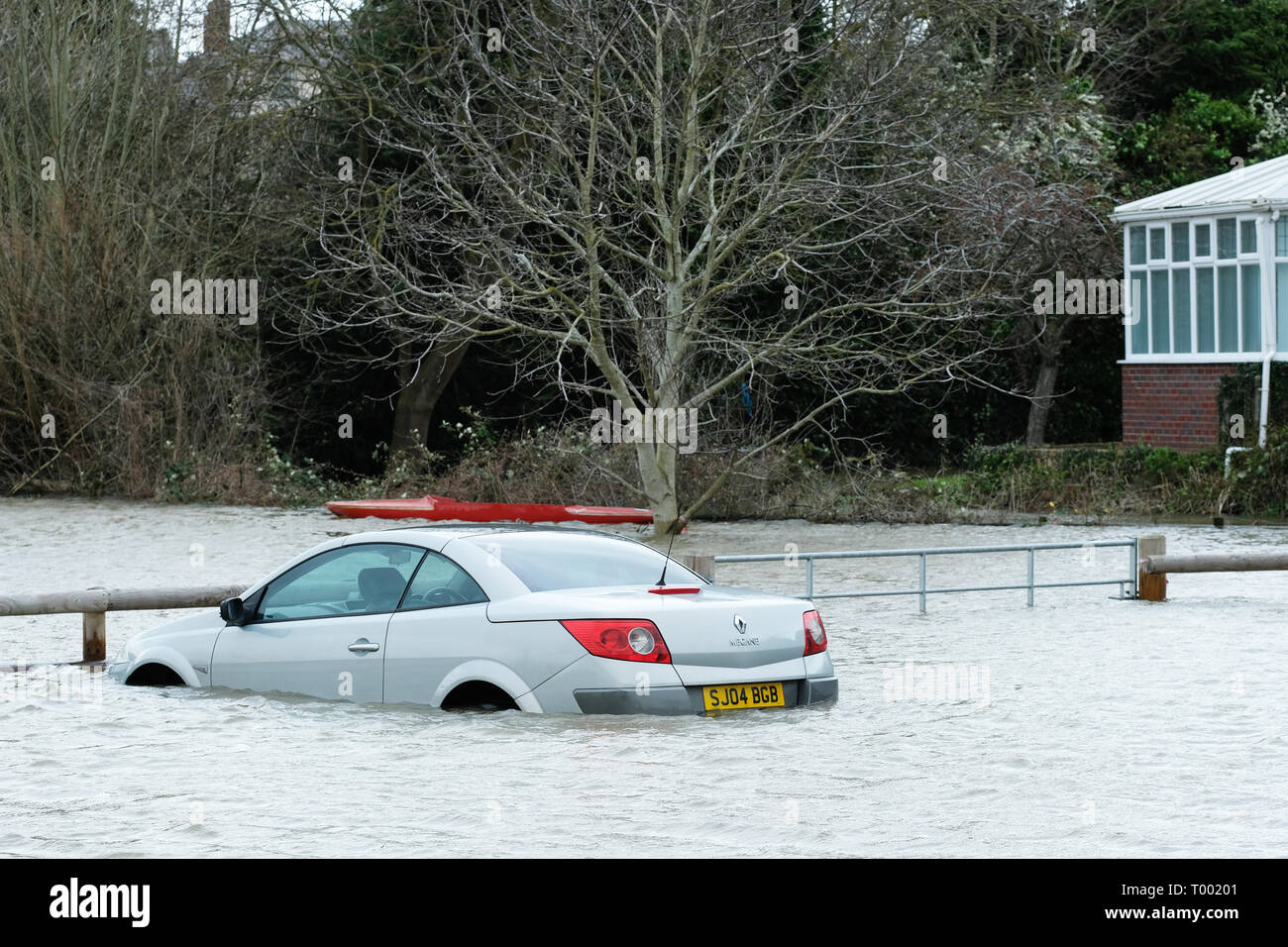 Hereford, Herefordshire, UK - Samedi 16 Mars 2019 - Royaume-Uni - une voiture entourée par les eaux de crue dans un parking à côté de la rivière Wye dans Hereford - l'Agence de l'Environnement dispose actuellement de 17 avertissements d'inondations et 57 d'alerte d'inondations à travers l'Angleterre avec plus de fortes pluies prévues dans le pays de Galles et l'Ouest au cours de la fin de semaine. Photo Steven Mai /Alamy Live News Banque D'Images