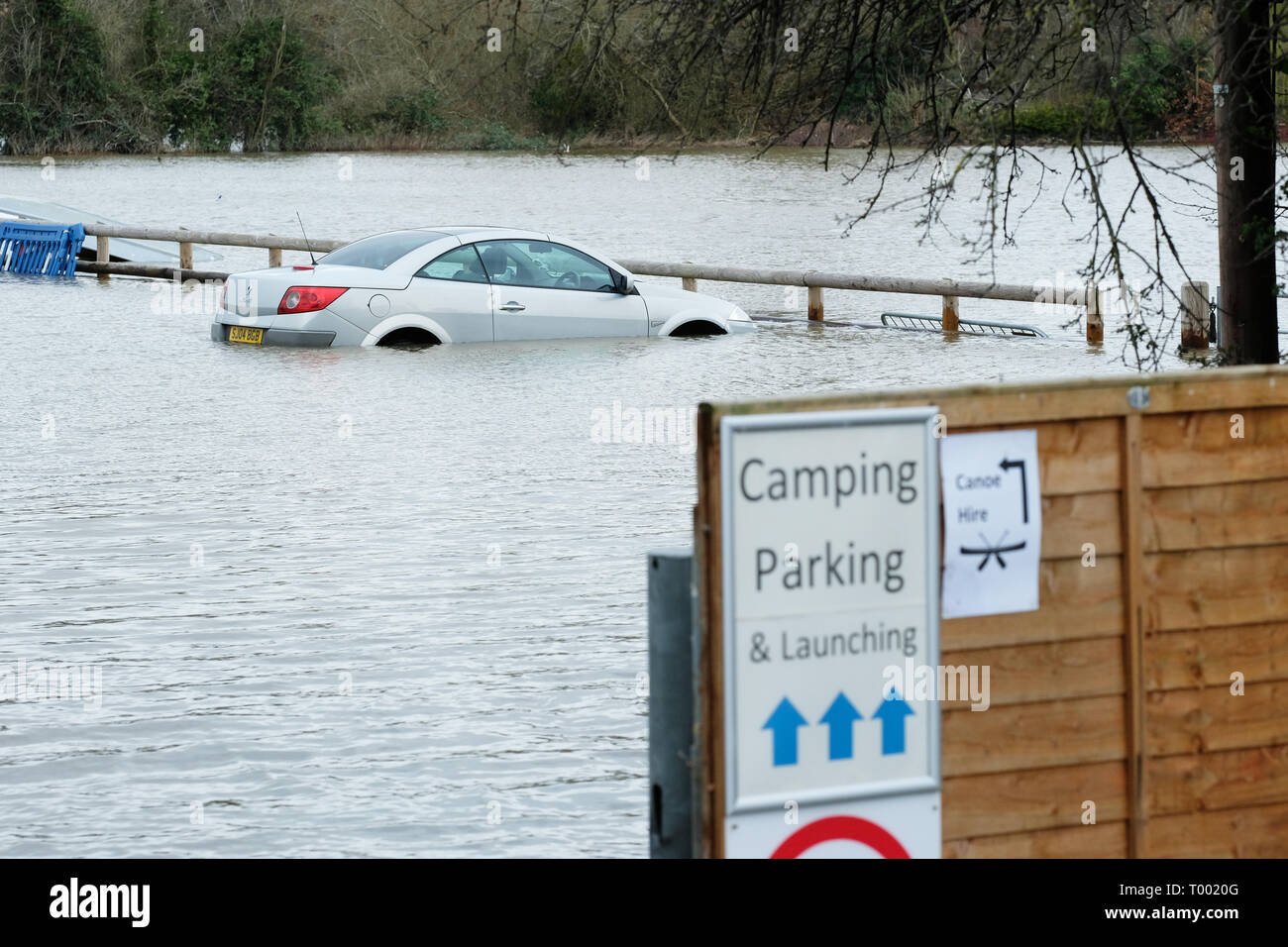 Hereford, Herefordshire, UK - Samedi 16 Mars 2019 - Royaume-Uni - une voiture entourée par les eaux de crue dans un parking à côté de la rivière Wye dans Hereford - l'Agence de l'Environnement dispose actuellement de 17 avertissements d'inondations et 57 d'alerte d'inondations à travers l'Angleterre avec plus de fortes pluies prévues dans le pays de Galles et l'Ouest au cours de la fin de semaine. Photo Steven Mai /Alamy Live News Banque D'Images
