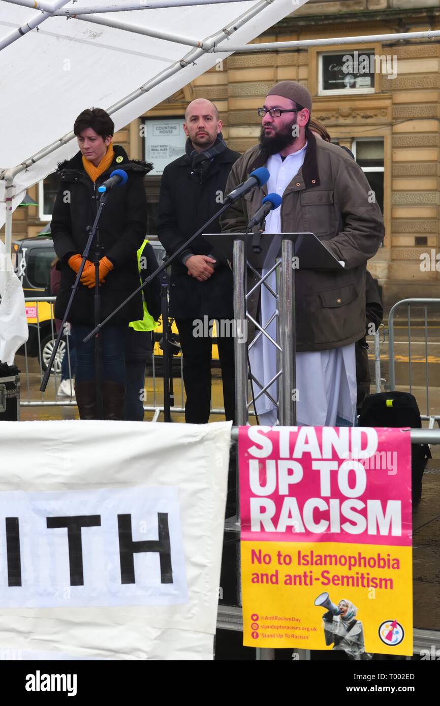 George Square, Glasgow, Écosse, Royaume-Uni, Europe. 16 mars 2019. L'Imam, Cheikh Maulana Mohammad Sarwar, donne un discours d'ouverture de l''Se tenir jusqu'au racisme' demo sur un jour froid et humide dans la région de George Square. Banque D'Images