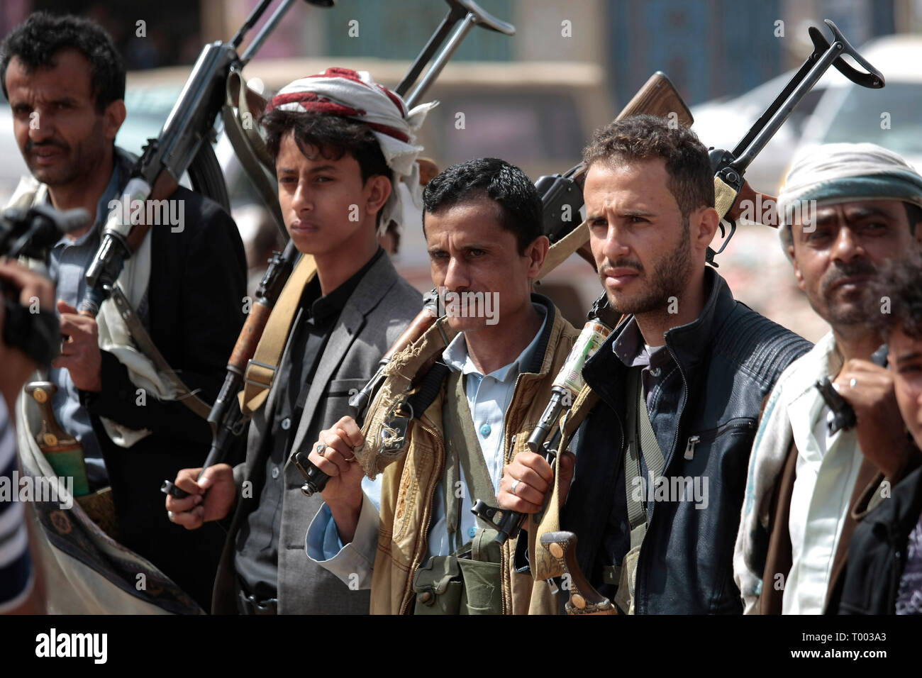 Sanaa, Yémen. Mar 16, 2019. Les combattants rebelles Houthi tenir leurs armes lors d'un rassemblement visant à mobiliser plus de pompiers avant de prendre la direction de fronts. Credit : Hani Al-Ansi/dpa/Alamy Live News Banque D'Images