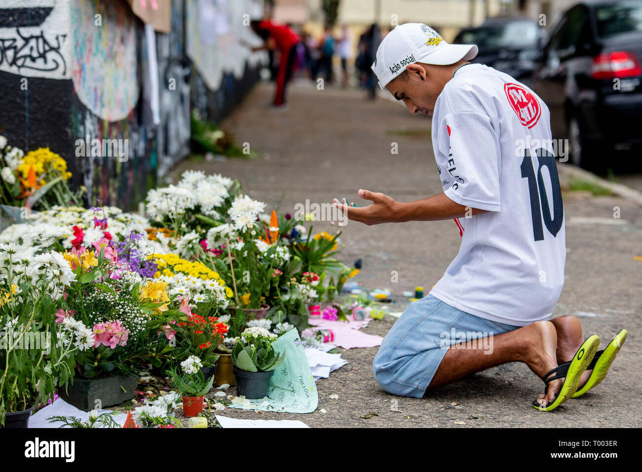 Sao Paulo, Brésil. 16 mars 2019. Sao Paulo - SP - le 16/03/2019 - École d'état de mouvement Raul Brasil - Déplacement devant Raul Brasil State School dans la ville de Suzano région de Sao Paulo, 3 jours après le massacre qui a fait 10 morts et plusieurs blessés. Les gens continuent à rendre hommage aux victimes, avec des prières, des fleurs ou les empreintes des Maoes imprimé avec la peinture de couleur sur le mur d'école, qui est devenu un symbole de solidarité à travers les jours. Photo : Suamy Beydoun / AGIF Banque D'Images