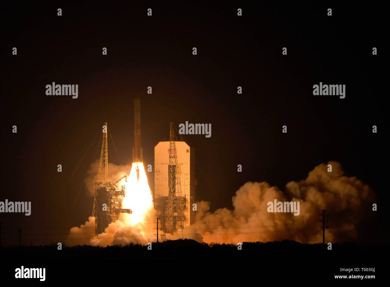 Base aérienne de Cap Canaveral, en Floride, le 15 mars 2019 - un lancement de l'Alliance (ULA) portant la fusée Delta IV dixième Wideband Global SATCOM (WGS) satellite pour l'US Air Force s'arrache du complexe de lancement spatial-37 le 15 mars à 8 h 26 HAE. L'ULA a été le fournisseur exclusif de lancer pour tous les satellites WGS 10. Crédit photo Julian Poireau / Alamy Live News. Banque D'Images