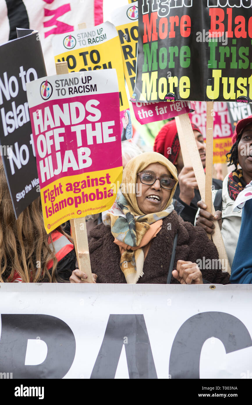 Londres, Royaume-Uni, le 16 mars 2019. Des manifestants dans le centre de Londres. Une marche, organisée par des groupes d'activistes, 'Se tenir jusqu'au racisme' et 'aime la musique déteste le racisme", et soutenue par divers syndicats va de Hyde Park Corner via Piccadilly et Trafalgar Square et de Whitehall, Downing Street à Westminster. "Hands off the Hijab" bannerCredit : Carol Moir/Alamy Live News Banque D'Images