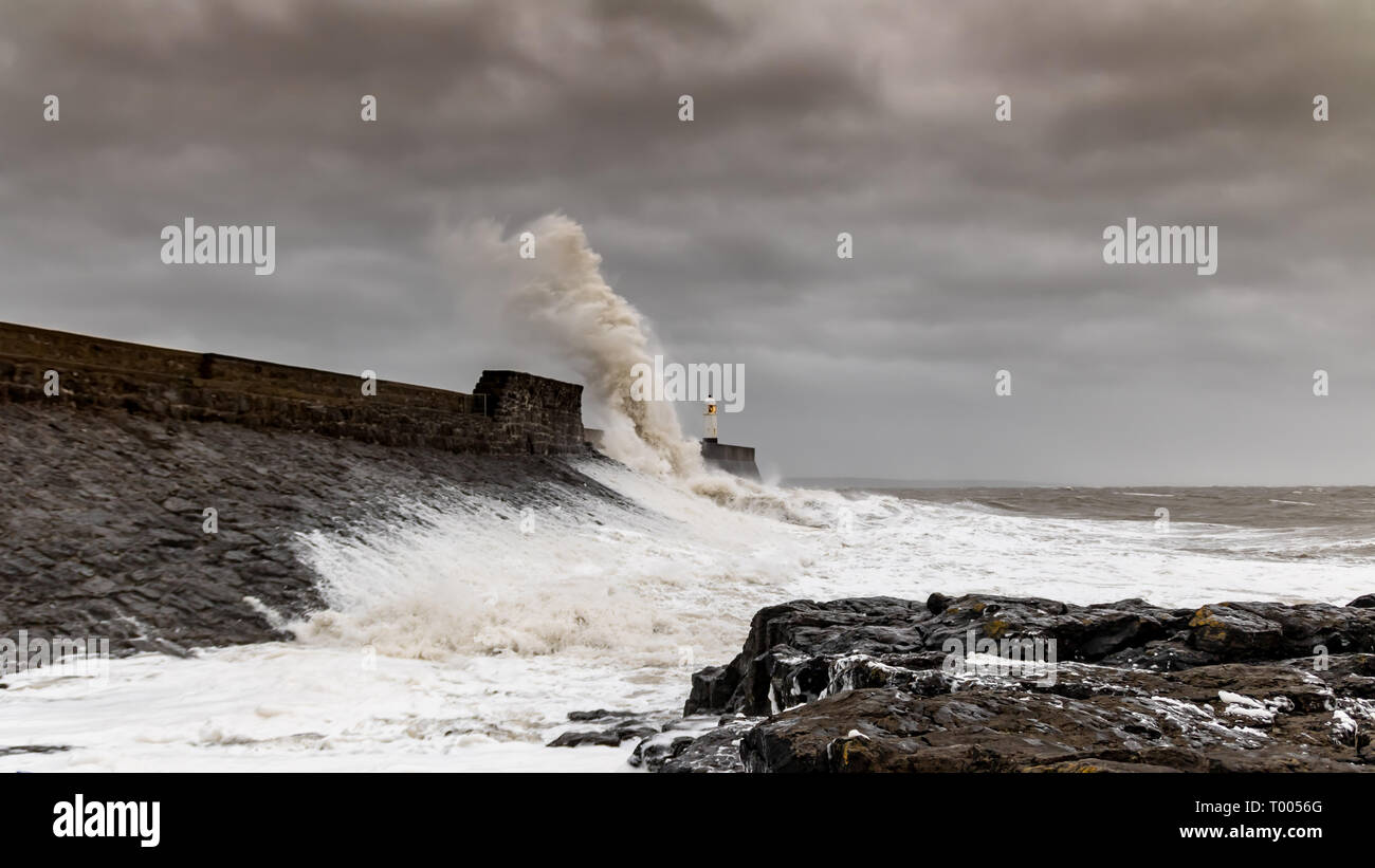 16 mars 2019 Hannah storm batters la petite ville balnéaire de Porthcawl au Pays de Galles du Sud, avec jusqu'à 50mph vent vent, des vagues énormes. Harbour , jetée, Pier, photographie, actualités, photographe, les gens, la mer, l'océan, les conditions météorologiques extrêmes, l'alerte d'avertissement de danger. Banque D'Images