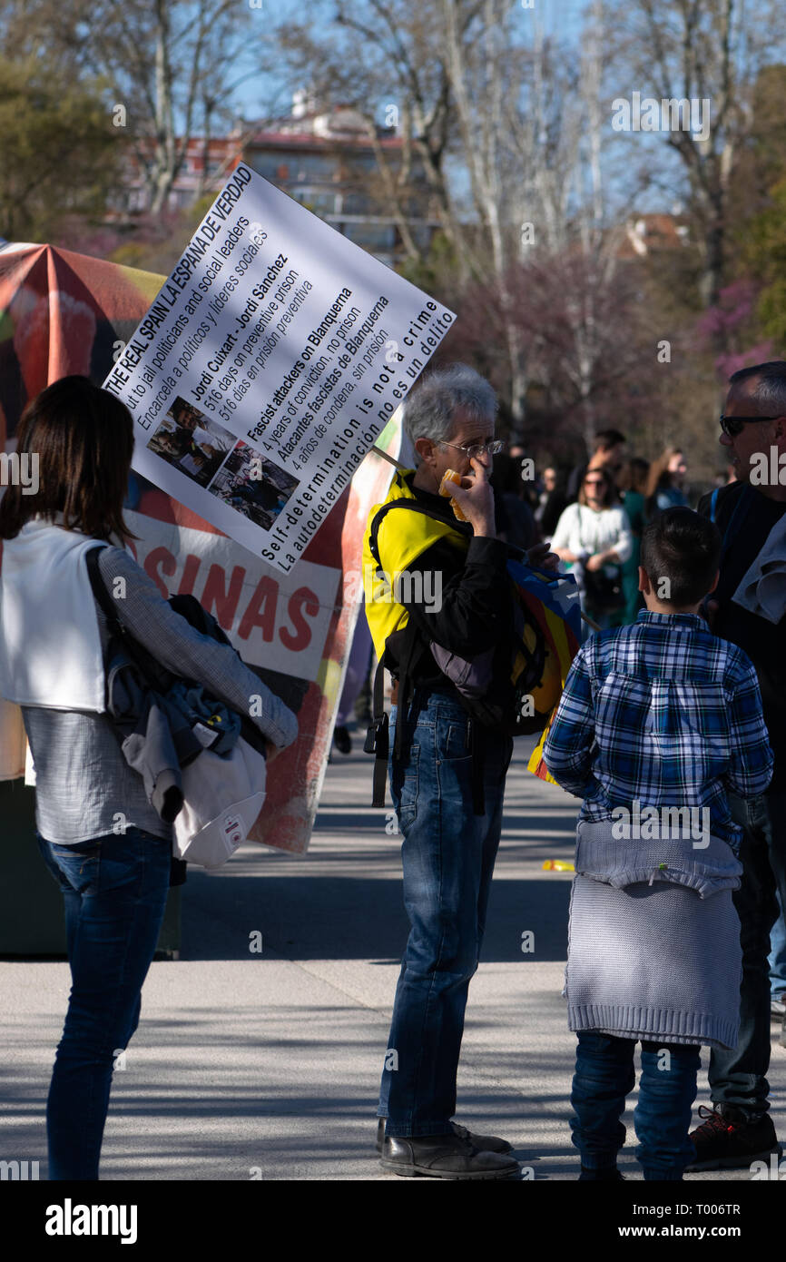 16 mars, 2019. Madrid, Espagne. Les manifestants séparatistes catalans dans le parc du Retiro, Madrid d'une marche de protestation à travers la capitale espagnole Banque D'Images