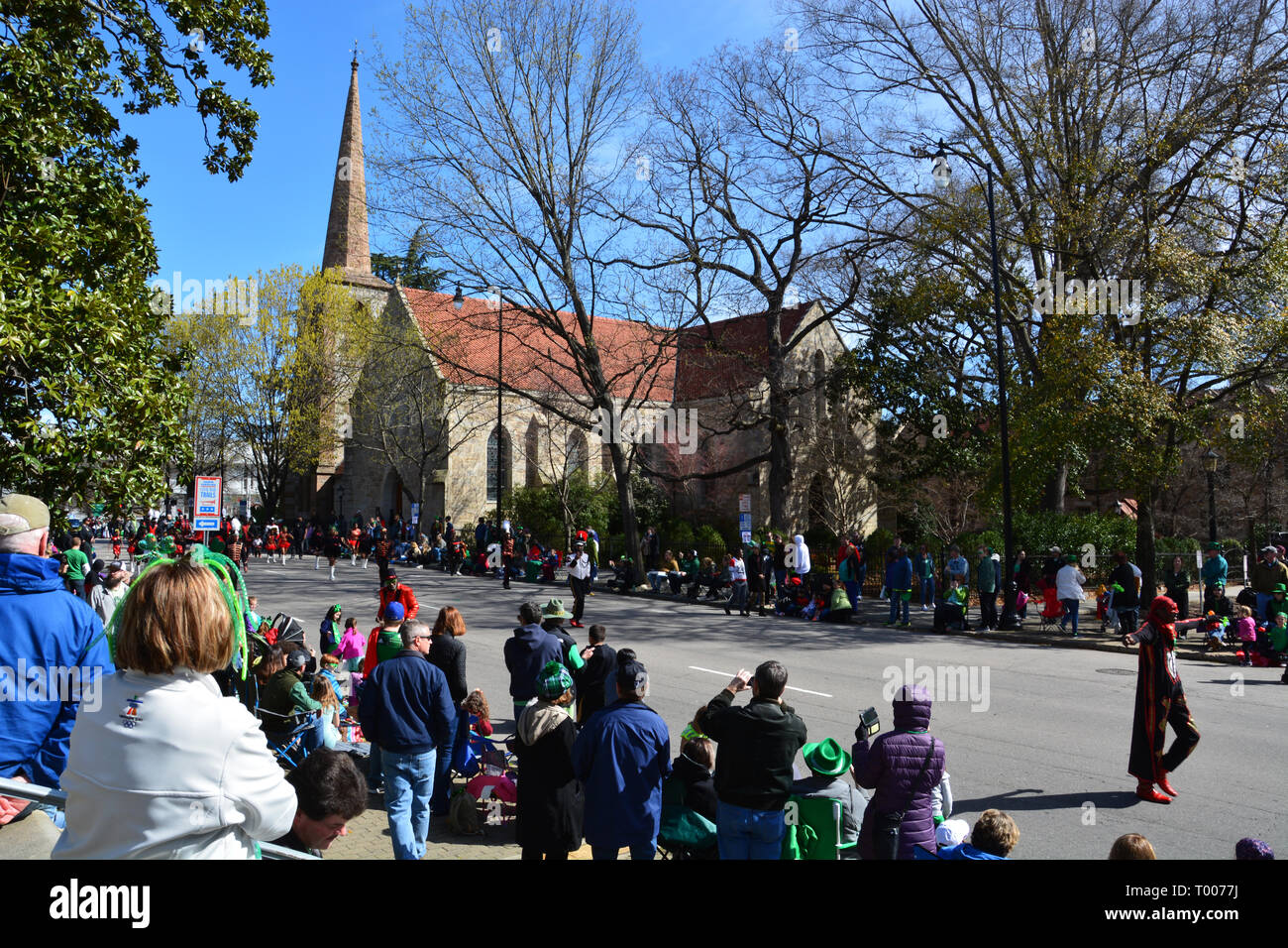 Raleigh, Caroline du Nord / États-Unis 16 Mars 2019 : les foules se rassemblent sur la pelouse de l'ancien bâtiment de Capitol pour regarder la Raleigh 37e édition de son défilé annuel de la St-Patrick. Credit : D Guest Smith/Alamy Live News Banque D'Images