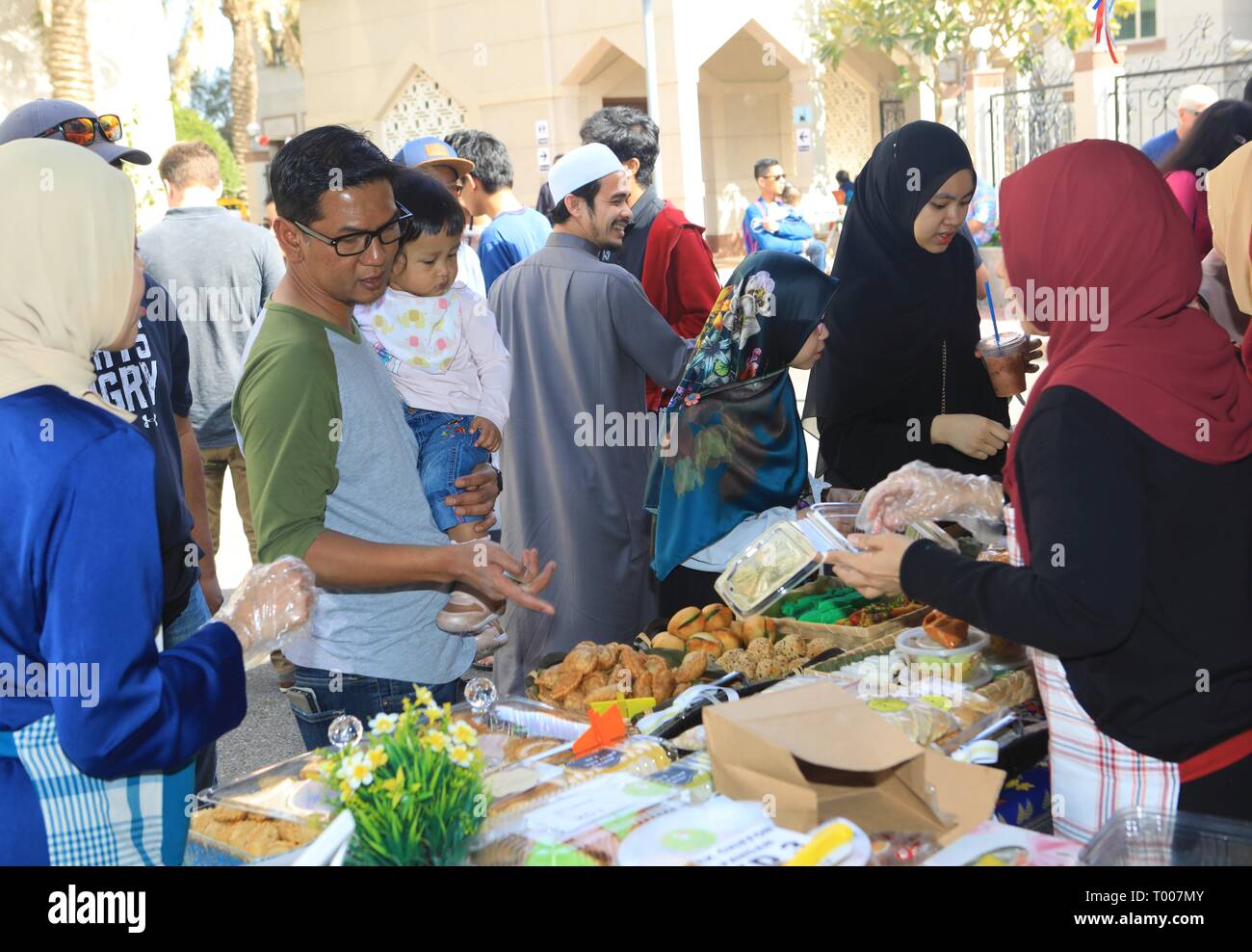 La ville de Koweït, Koweït. Mar 16, 2019. Les gens visitent un bazar alimentaire à Koweït City, capitale du Koweït, le 16 mars 2019. L'Ambassade de Malaisie au Koweït a tenu le bazar alimentaire cuisine malaisienne d'ici samedi. Crédit : Joseph Shagra/Xinhua/Alamy Live News Banque D'Images