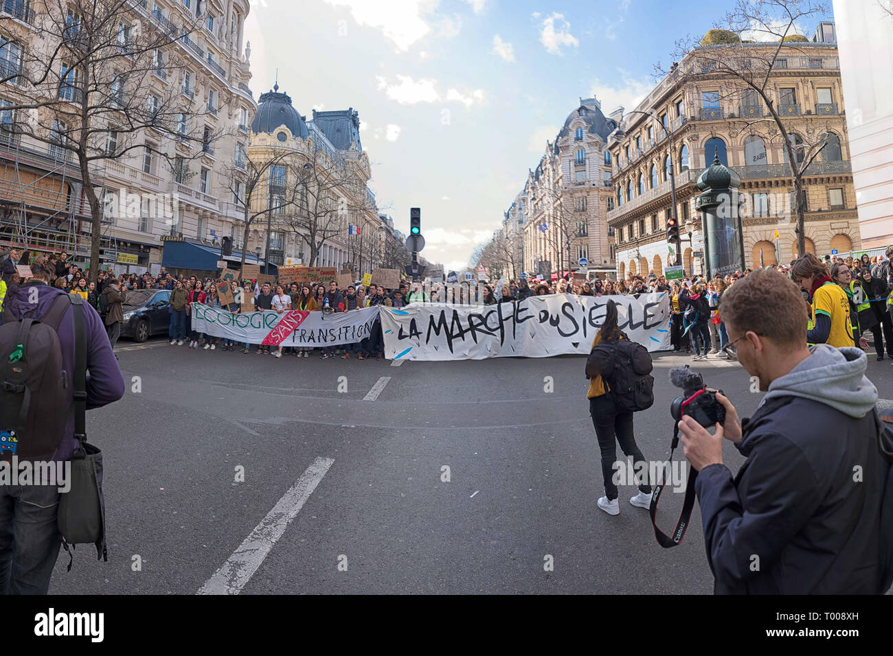 France, 16 mars 2019. Chef de la cortège. À pied du siècle, de protestation pour la terre et pour l'environnement. Cette protestation est aussi rejoint par le gilets jaunes (18e vague de protestation). Credit : Roger Ankri/Alamy Live News Banque D'Images