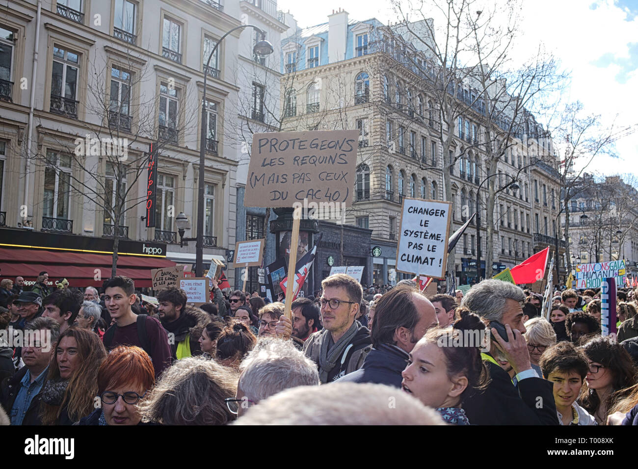 France, 16 mars 2019. Signe dit "protéger les requins, mais pas ceux de l'indice CAC40'. À pied du siècle, de protestation pour la terre et pour l'environnement. Cette protestation est aussi rejoint par le gilets jaunes (18e vague de protestation). Credit : Roger Ankri/Alamy Live News Banque D'Images