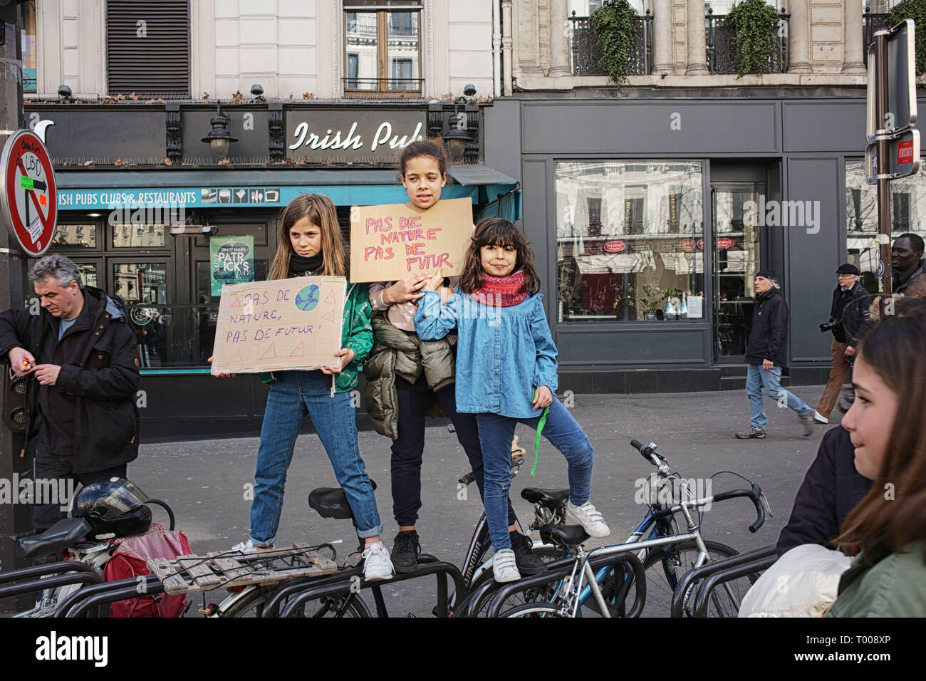 France, 16 mars 2019. Signes d'enfant disent : "Pas de Nature, pas de futur". À pied du siècle, de protestation pour la terre et pour l'environnement. Cette protestation est aussi rejoint par le gilets jaunes (18e vague de protestation). Credit : Roger Ankri/Alamy Live News Banque D'Images