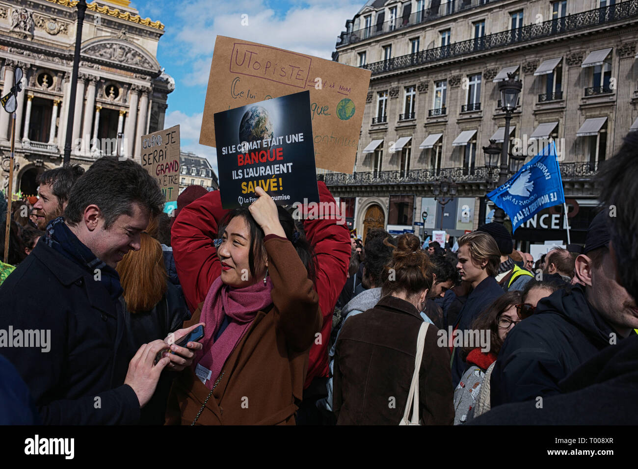 France, 16 mars 2019. Signe dit : "Si le climat était une banque, ils auraient sauvé !". À pied du siècle, de protestation pour la terre et pour l'environnement. Cette protestation est aussi rejoint par le gilets jaunes (18e vague de protestation). Credit : Roger Ankri/Alamy Live News Banque D'Images