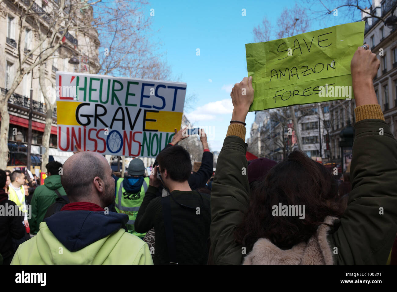 France, 16 mars 2019. Signe dit : 'Notre temps actuel est important, Unissons'. À pied du siècle, de protestation pour la terre et pour l'environnement. Cette protestation est aussi rejoint par le gilets jaunes (18e vague de protestation). Credit : Roger Ankri/Alamy Live News Banque D'Images