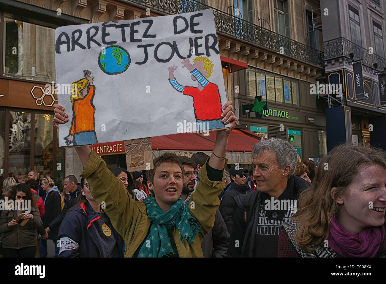 France, 16 mars 2019. Signe dit : 'Stop Playing'.. À pied du siècle, de protestation pour la terre et pour l'environnement. Cette protestation est aussi rejoint par le gilets jaunes (18e vague de protestation). Credit : Roger Ankri/Alamy Live News Banque D'Images