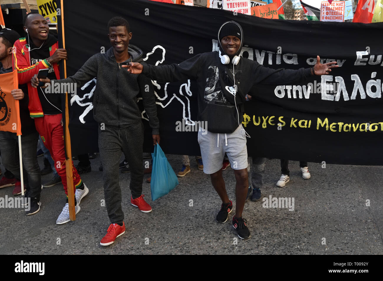 Athènes, Grèce. 16 Mar 2019. Les migrants et les militants scandant des slogans de soutien mars lors d'une manifestation pour marquer la Journée internationale de l'ONU pour l'élimination de la discrimination raciale à Athènes, Grèce. Crédit : Nicolas Koutsokostas/Alamy Live News. Banque D'Images