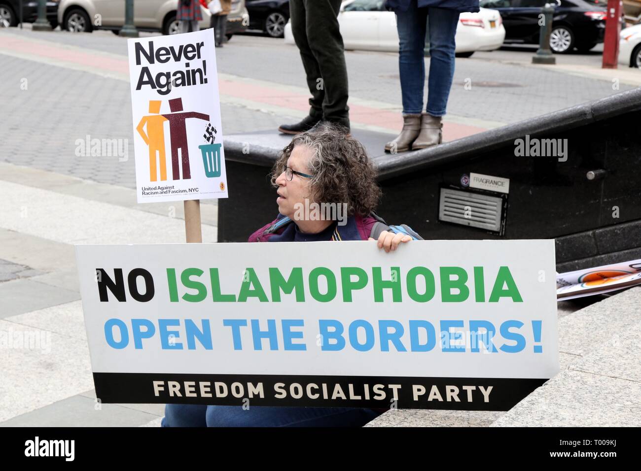 New York, NY, USA. 16e. Mar, 2019. La ville de New York a été l'un des nombreux ralliant contre l'extrême droite de Samedi, Mars 16, 2019 à Foley Square à Manhattan, comme de nombreuses villes à travers le monde ont été d organiser des activités pour souligner la Journée des Nations Unies pour l'élimination de la discrimination raciale. © 2019 Ronald G. Lopez/DigiPixsAgain.us/Alamy Live News Crédit : G. Ronald Lopez/Alamy Live News Banque D'Images