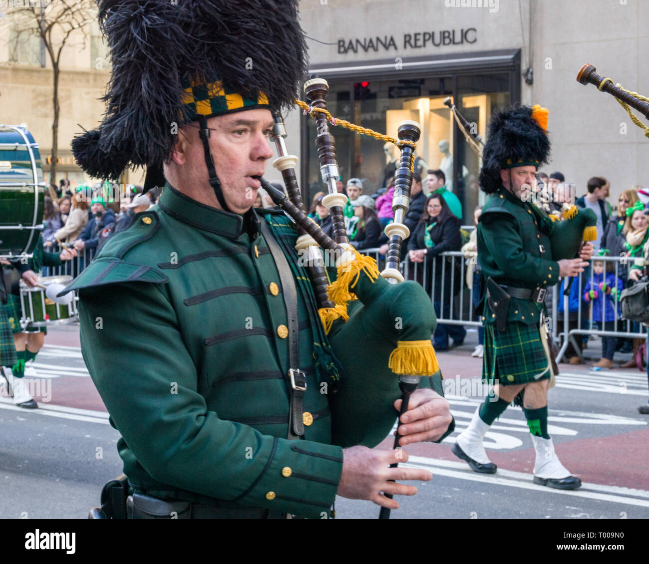 New York, USA. 16 mars 2019. Les membres d'un pipe band de mars à New York's 5th Avenue NYC pendant la 258e défilé de la Saint-Patrick. Photo par Enrique Shore Crédit : Enrique Shore/Alamy Live News Banque D'Images