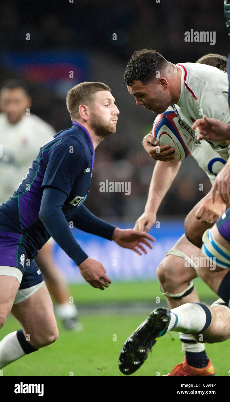 London, Royaume-Uni, samedi, 16 mars 2019, [L], Finn RUSSELL, face à la rupture, Ellis GENGE, qui possède le ballon pendant, au cours de la Guinness match des Six Nations, l'Angleterre contre l'Ecosse, le Stade de Rugby RFU, Angleterre, Crédit : Peter SPURRIER/Alamy Live News Banque D'Images