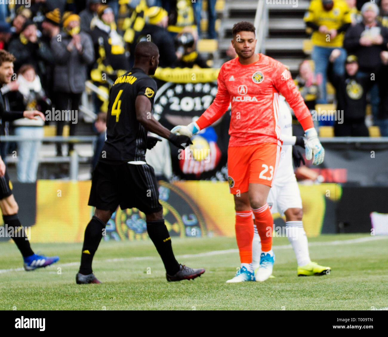 Columbus, Ohio, USA. 16 mars 2019 : Columbus Crew SC gardien Zack Steffen (23) et Columbus Crew SC defender Jonathan Mensah (4) entre des sifflets contre FC Dallas dans leur jeu à Columbus, Ohio, USA. Brent Clark/Alamy Live News Banque D'Images