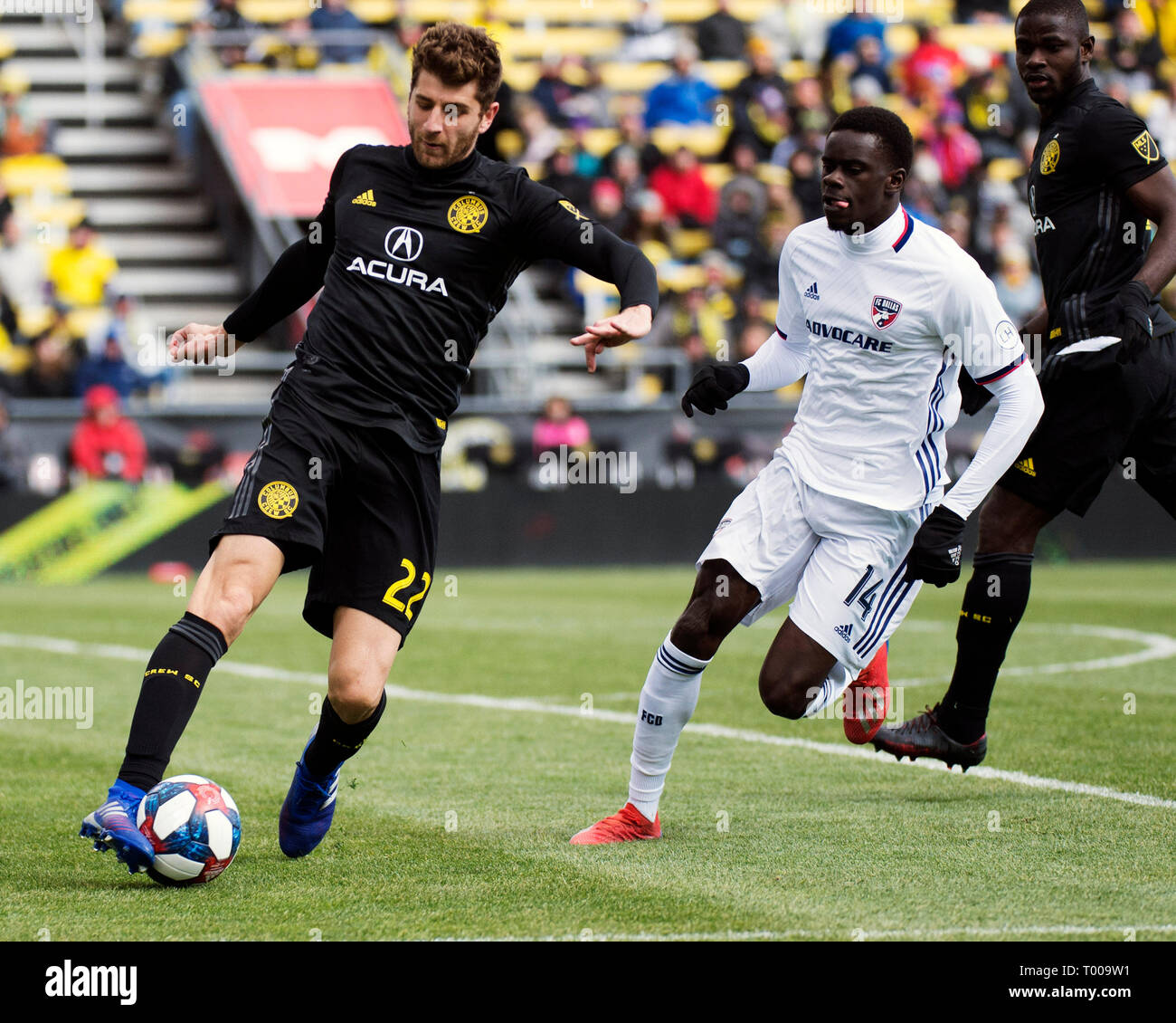 Columbus, Ohio, USA. 16 mars, 2019:Columbus Crew SC defender Gaston Sauro (noir) s'occupe de la balle contre le FC Dallas dans leur jeu à Columbus, Ohio, USA. Brent Clark/Alamy Live News Banque D'Images