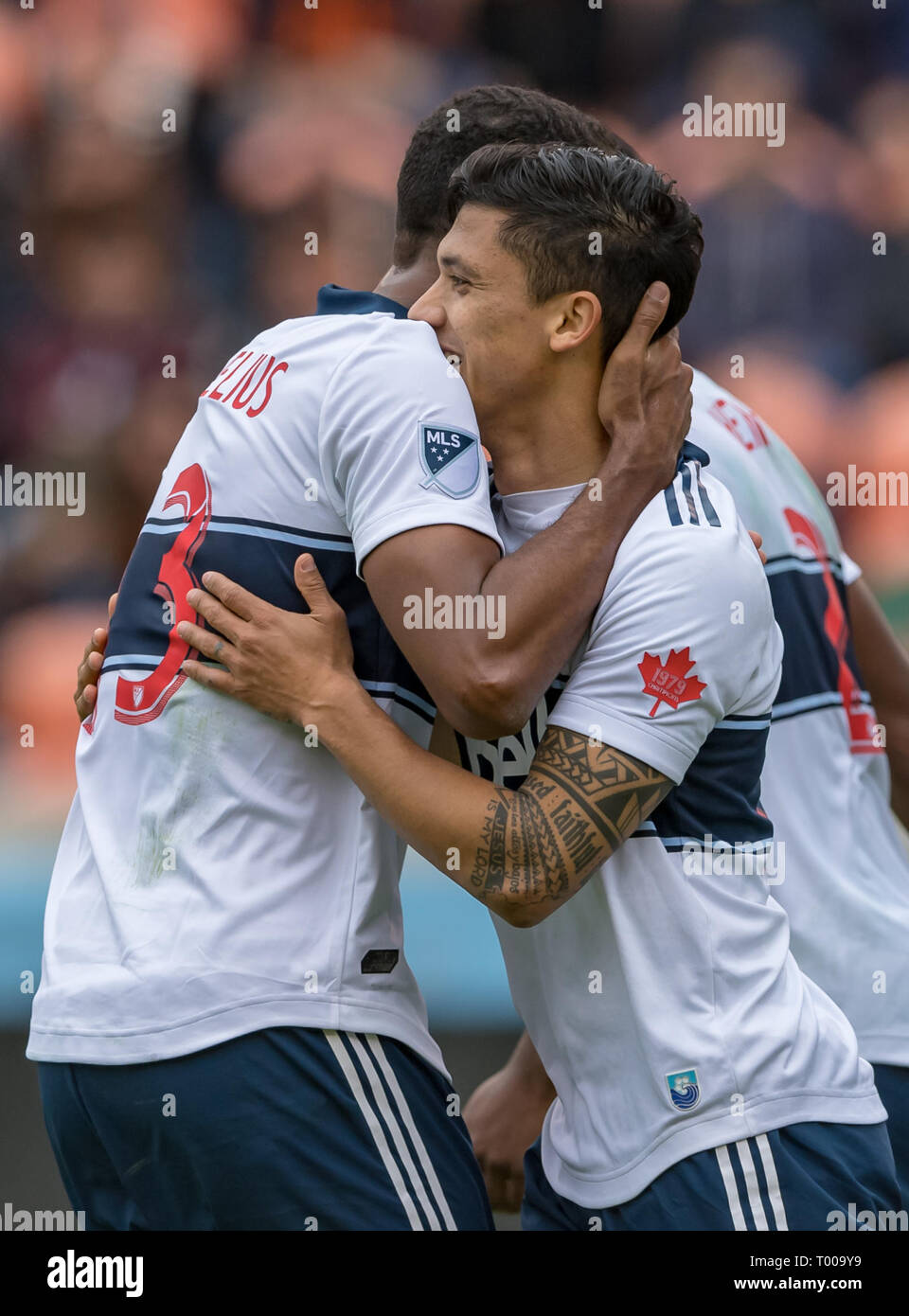 Stade de la boussole, Houston, Texas, USA. 16 mars 2019 : Vancouver Whitecaps defender Derek Cornelius (13) félicite l'avant Fredy Montero (12) sur son aiguillon pendant le match entre les Whitecaps de Vancouver FC et le Houston Dynamo au stade BBVA Compass à Houston, Texas, le score à la demi-Dynamo est en tête 2-1 © Maria Lysaker/CSM. Banque D'Images