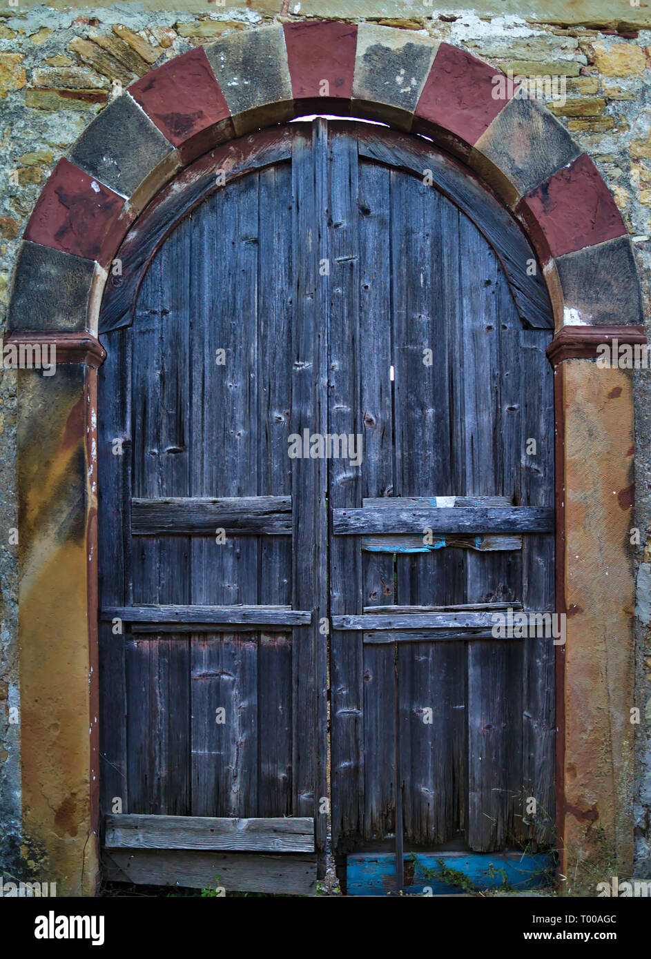 Porte en bois cintrées rustiques sur manoir traditionnel à Kambos, Chios, Grèce. Ancienne villa colorée entrée. Banque D'Images
