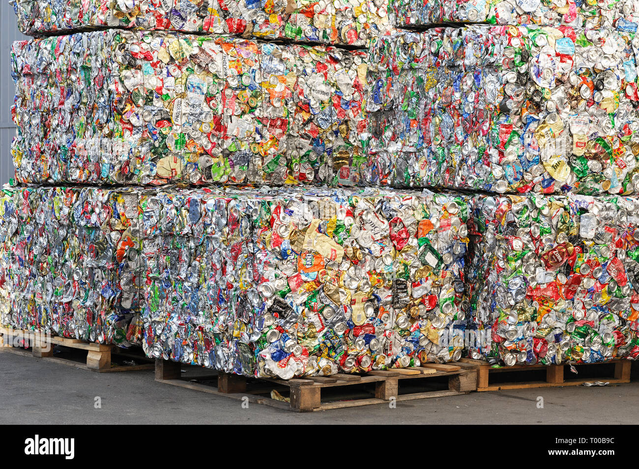 Les boîtes en aluminium extrudé dans une usine de transformation de matières premières secondaires. Banque D'Images