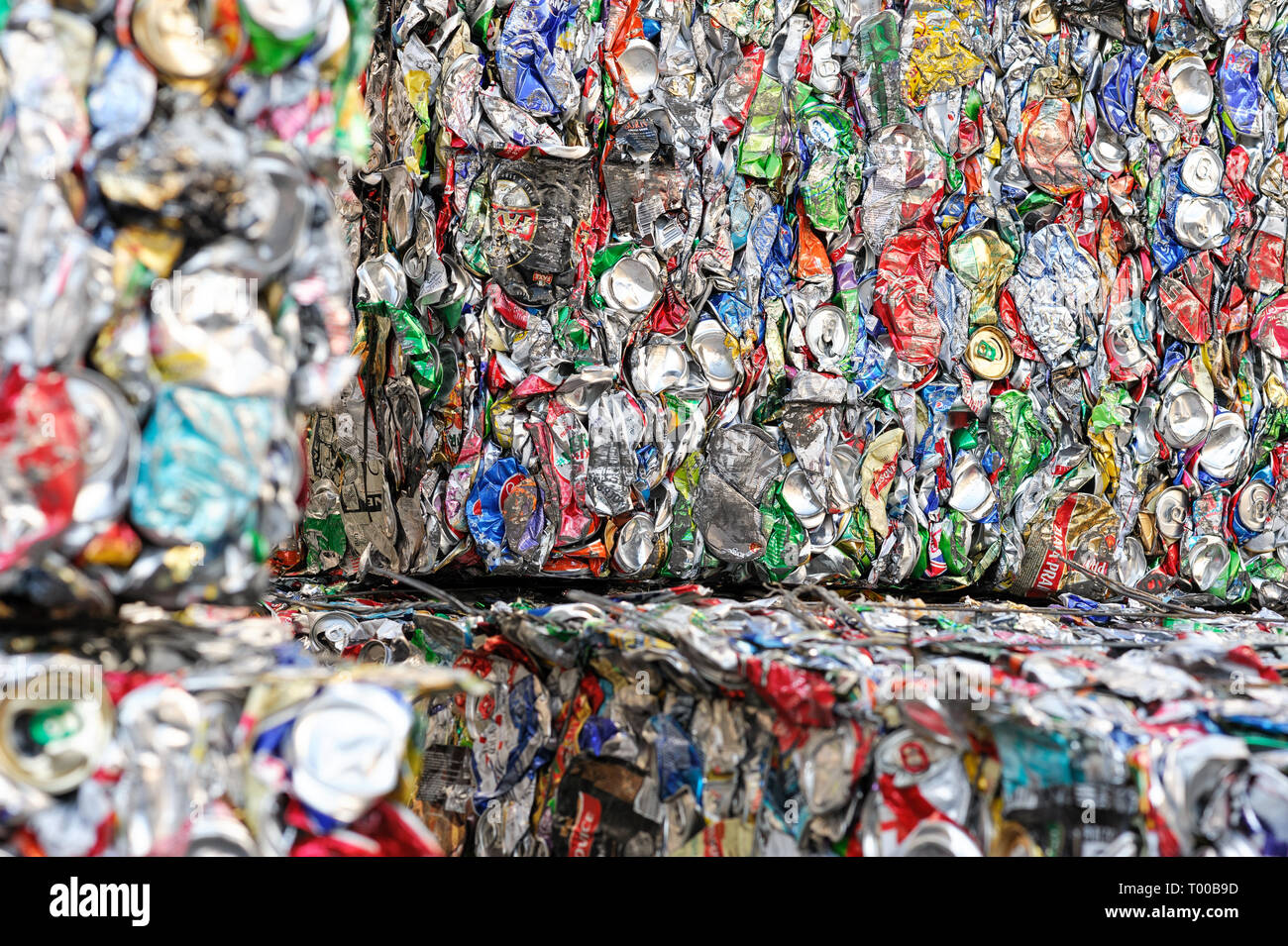 Les boîtes en aluminium extrudé dans une usine de transformation de matières premières secondaires. Banque D'Images
