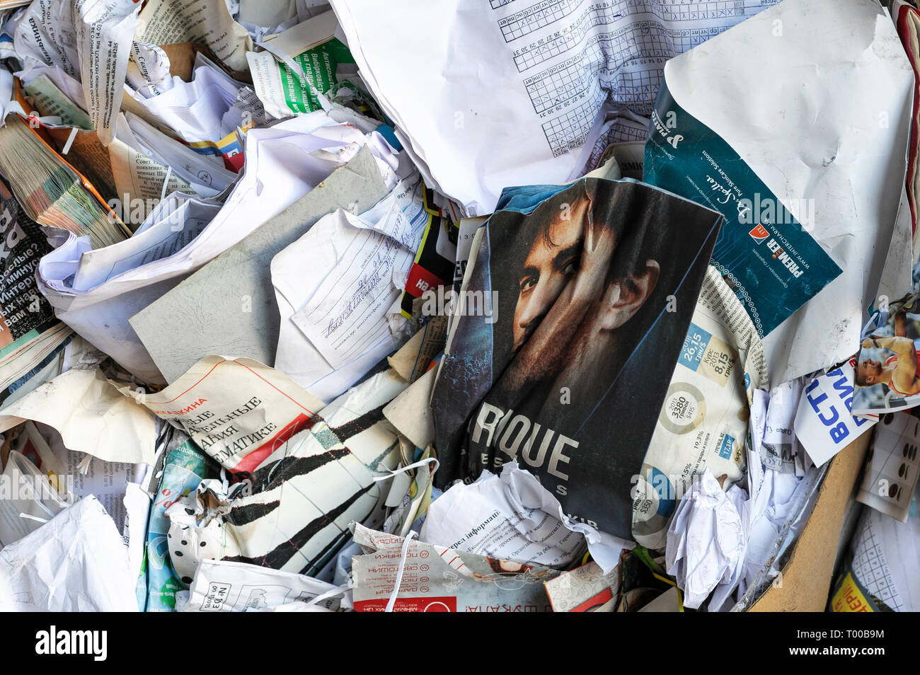 Libre de déchets collectés de papier dans une usine de transformation de matières premières secondaires. Banque D'Images