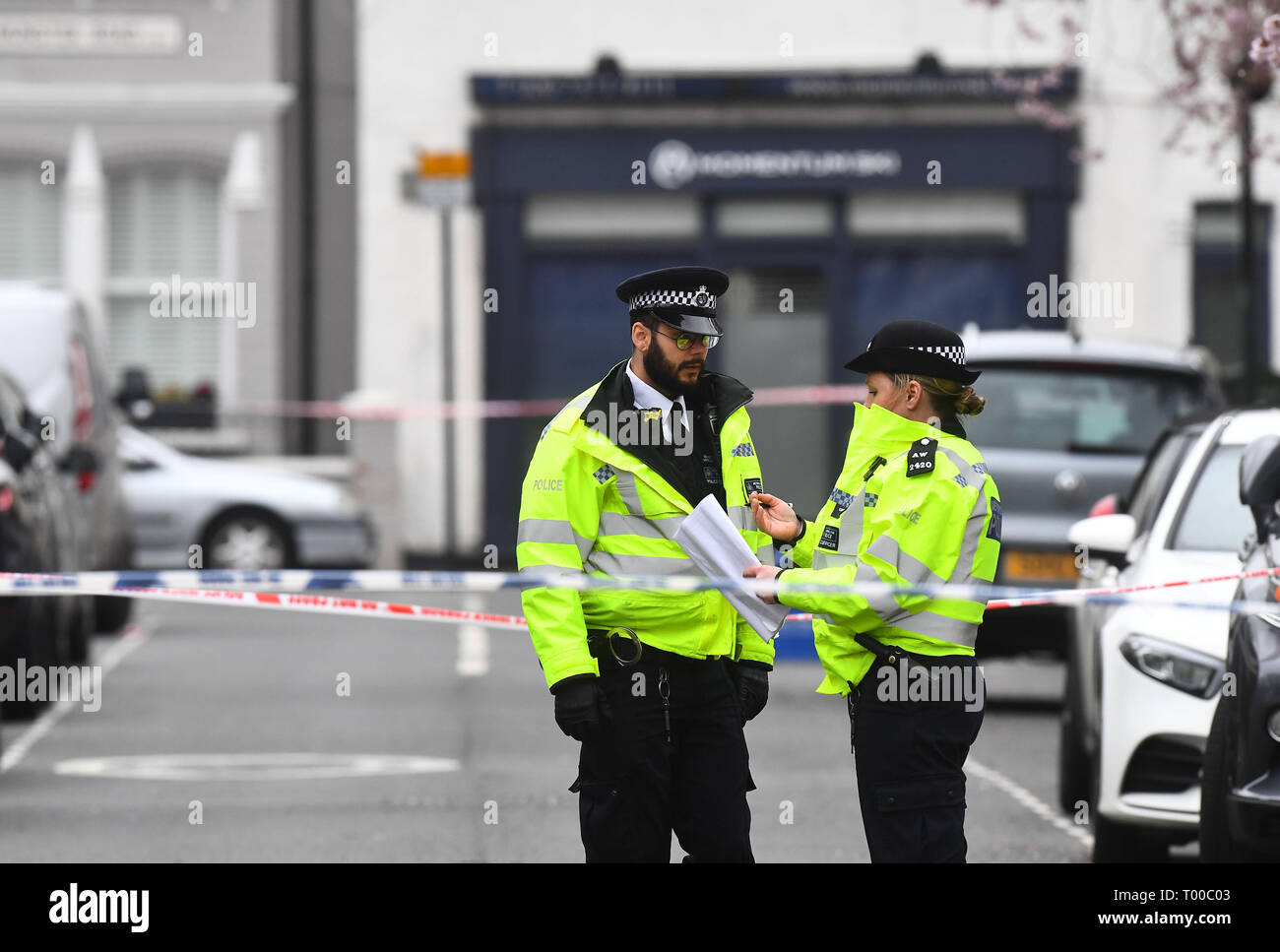 Police à la scène à Fulham, à l'ouest de Londres où un homme de 29 ans a été poignardé à mort ce matin. Banque D'Images