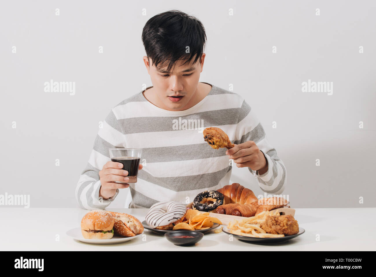 Les gens de manger fast food concept main tenant poulet frit boisson gazeuse Banque D'Images