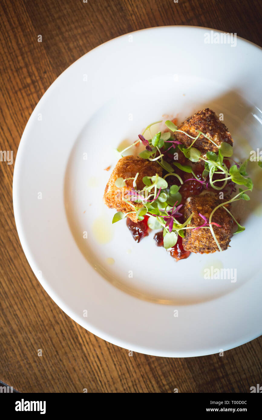 Boules de fromage frit à la sauce aux canneberges Banque D'Images